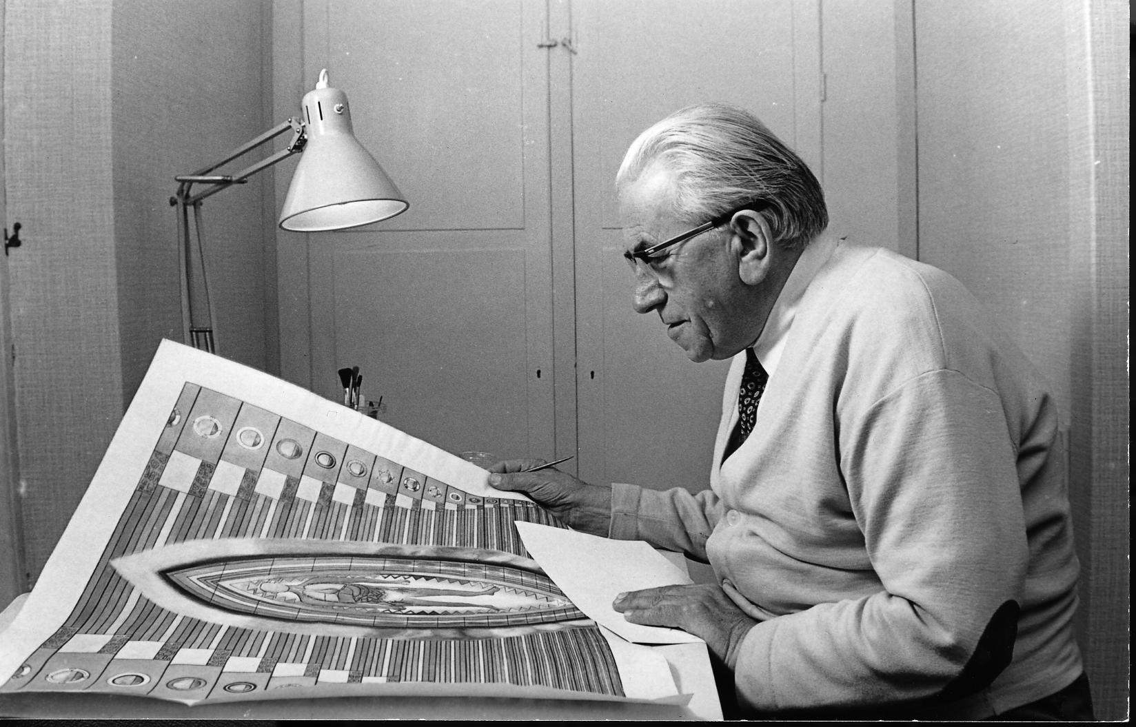 Martinus med et af sine mange symboler